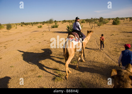 Des promenades touristiques en chameau Khuri desert Rajasthan en Inde Banque D'Images