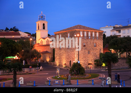 VILLAGE DE SAINTE MAXIME LA NUIT Banque D'Images