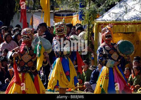 Danseurs dans masques d'animaux peintes de couleurs vives et de la danse et de chiffons battre tambours à l'Paro festival. Banque D'Images