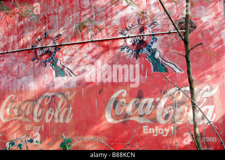 Une décoloration Coca Cola (COCA) logo peinture murale sur un mur à Plachimada dans Kerala en Inde Banque D'Images
