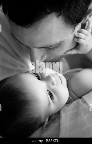 Le père aimant et bébé garçon. Le noir et blanc Banque D'Images