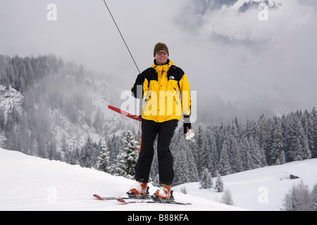 Rauris Autriche Europe skier sur un T-bar téléski sur haute montagne en complexe à alpes autrichiennes Rauriser Hochalmbahnen en hiver Banque D'Images