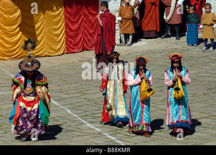 Accompagnement musiciens Danseurs au festival de Mongar Banque D'Images