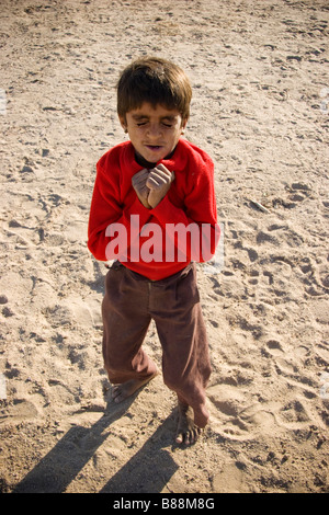 Village indien local Khuri desert Rajasthan Inde enfants Banque D'Images