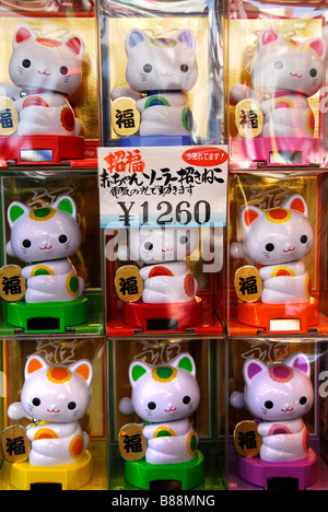 Maneki Neko Cat dolls au Japon Banque D'Images