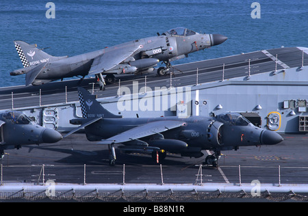 Jets Harrier sur le porte-avions britannique HMS Illustrious dans le Grand ou grand port ou le port de La Valette, Malte Banque D'Images