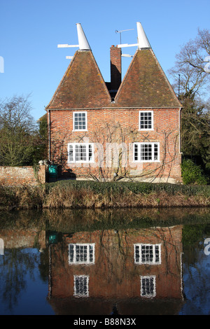 The maltings River Medway Valley forestiers des arbres au bord de la rivière Medway marche yalding kent uk Banque D'Images