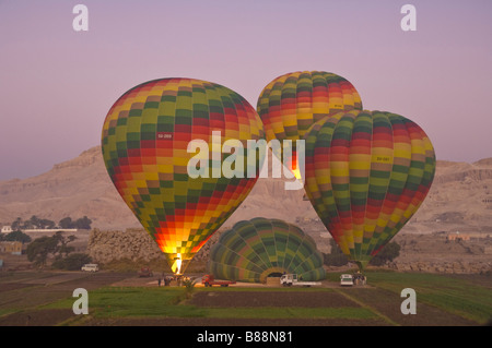 Beaucoup de ballons à air chaud se prépare à décoller à l'aube dans le désert à l'ouest du Nil près de Luxor Egypte Moyen Orient Banque D'Images