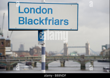 Inscrivez-vous sur la plate-forme de la gare la gare de Blackfriars à Londres en Angleterre Banque D'Images