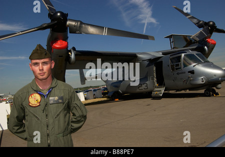 Le caporal Brady du USMC garde le V22 Osprey Heliplane au Farnborough International Airshow Banque D'Images