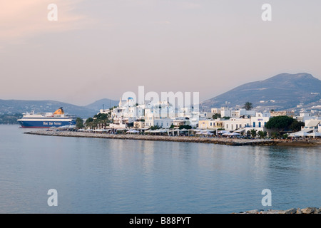 Île grecque de Paros, avec le Blue Star Ferry à port au crépuscule Banque D'Images