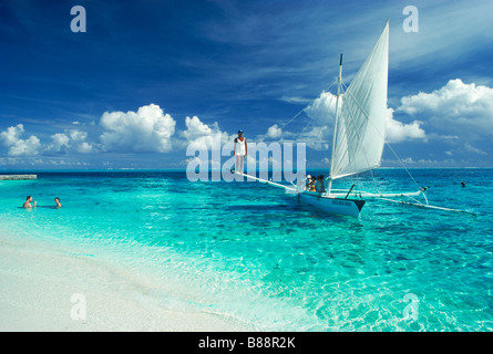 Pirogue voile avec les touristes au large de île de Bora Bora en Polynésie Francaise Banque D'Images