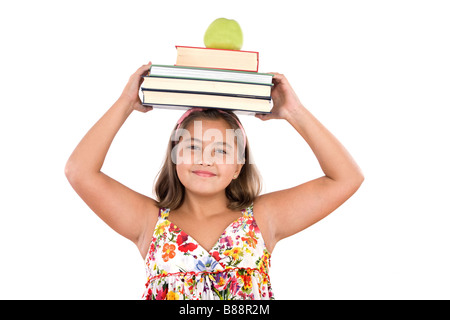 Adorable fille étudier avec des livres et d'Apple dans la tête Banque D'Images