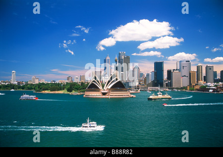 Sydney skyline avec yachts, taxi et ferry boats passant Opera House Banque D'Images