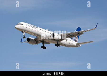 Boeing B757 de Continental Airlines sur finale Banque D'Images