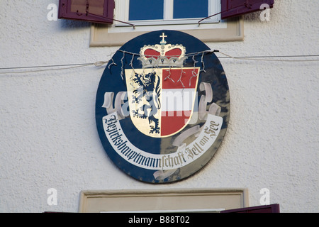 Zell am See Autriche Janvier UE La ville blason plaque sur Bezirkshauptmannschaft conseil de district dans le centre-ville Banque D'Images