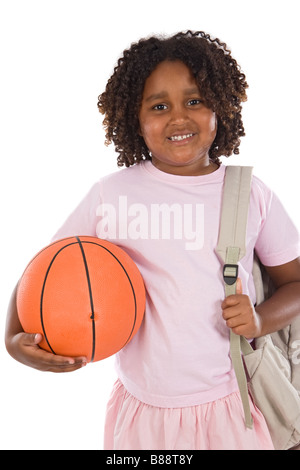 Fille d'Afrique de basket-ball avec l'étudiant et son sac à dos sur un fond blanc Banque D'Images