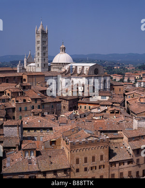 Vue sur les toits de Sienne à la cathédrale du clocher de l'hôtel de ville toscane italie Banque D'Images