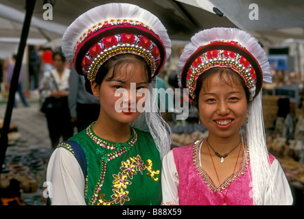 2, deux Chinois, les femmes, les femmes, les gens Bai Bai Bai, l'ethnicité, les minorités ethniques, les femmes adultes, wearing hat, Dali, Yunnan Province, China, Asia Banque D'Images