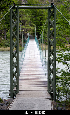 Pont suspendu au-dessus de Rio gris, Torres del Paine, Chili Banque D'Images