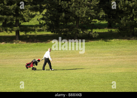 Un golfeur tirant un chariot de golf - Hillbarn, Worthing, West Sussex. Banque D'Images