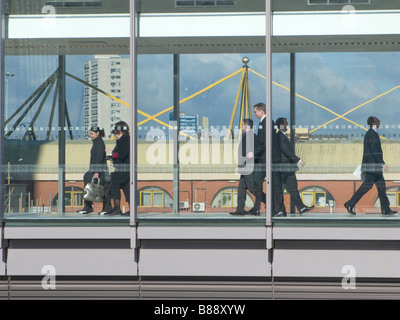 UK.Les employés de bureau à l'heure du déjeuner à Canary Wharf à l'Est de Londres Photo Julio Etchart Banque D'Images