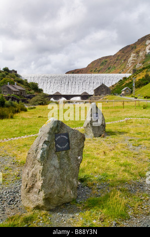 Elan Valley visitors center de Powys avec Caban Coch dam déborder dans l'arrière-plan les rochers représentent des villages environnants. Banque D'Images