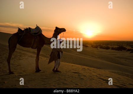 L'homme indien propriétaire gestionnaire chameau Khuri desert Rajasthan Inde Banque D'Images