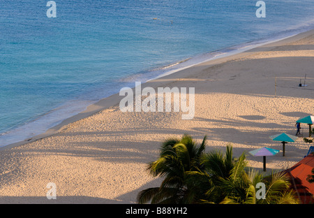 Matin sunlit beach Antigua Banque D'Images