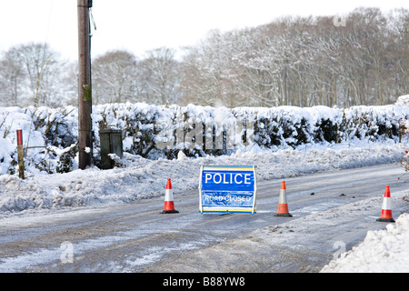 Signes de la police route fermée sur les routes de campagne Banque D'Images