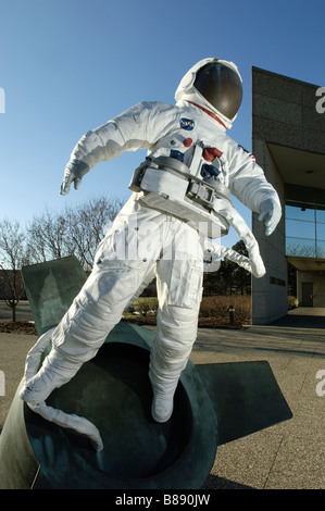 L'extérieur de la sculpture d'astronautes Gerald R. Ford Museum à Grand Rapids, Michigan USA. Banque D'Images