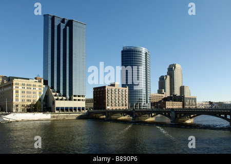 Les bâtiments et le pont sur la rivière Grand à Grand Rapids, Michigan USA Banque D'Images