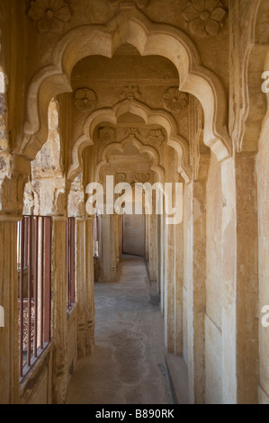 Couloir avec arches sculptées fort Mehrangarh, Inde Banque D'Images