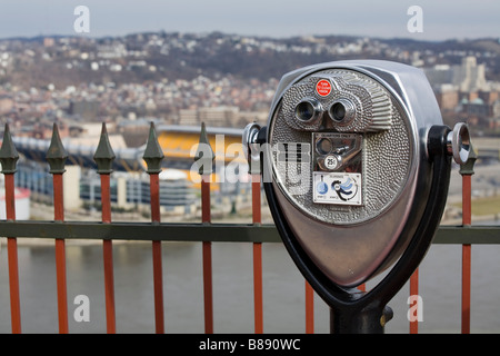 Plate-forme d'observation surplombant Stade Heinz Field, stade de football de l'Ohio River et le centre-ville de Pittsburgh Banque D'Images