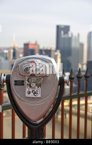 Elle donne sur la terrasse d'observation du Triangle d'or du centre-ville de Pittsburgh Banque D'Images