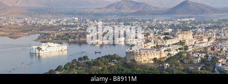 Udaipur City Palace et lac Pichola, Inde Banque D'Images