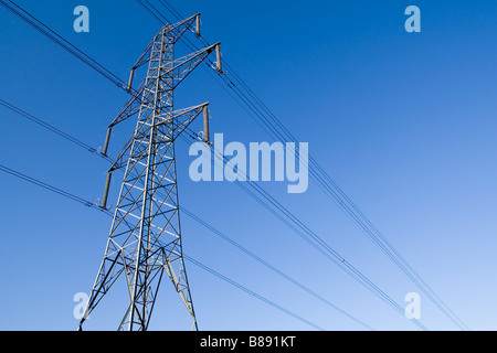 Pylône de l'électricité avec fond de ciel bleu clair Banque D'Images