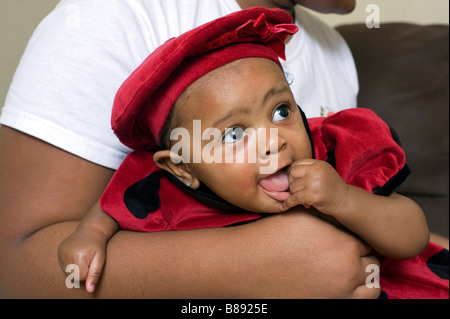La African American girl tenue à mère Banque D'Images