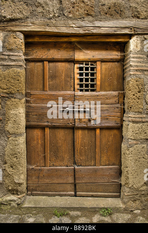 Porte en bois délabrées dans Civita di Bagnoregio, Italie Banque D'Images