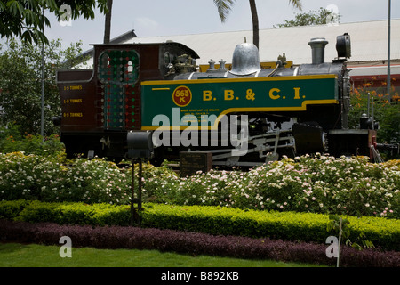 'Little Red Horse' narrow gauge Railway locomotive engine en dehors de Mumbai Central station. Mumbai, Inde. Banque D'Images