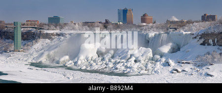 Panorama de Bridal Veil Falls et American Prospect Point avec tour d'observation du parc en hiver Banque D'Images