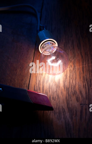 Ampoule Lumière sur une table Banque D'Images