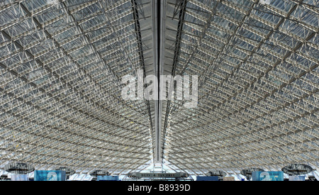 Une photographie couleur du terminal de l'aéroport de Paris, France, boutiques hors taxes, billet, avion, aire de repos, de restauration. Banque D'Images