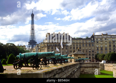 Tour Eiffel à distance au-delà de canon aux Invalides, Paris Musée d'histoire de l'honneur Banque D'Images