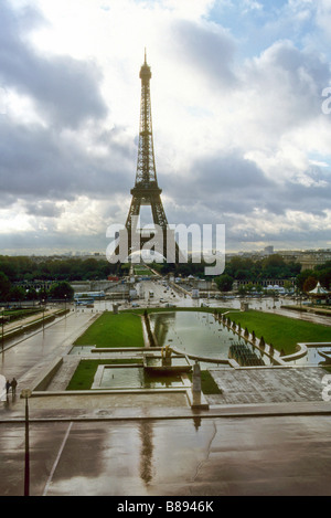 La tour Eiffel vue du Trocadéro sur la Seine Banque D'Images