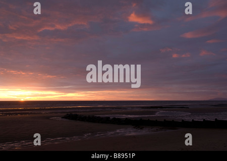 Coucher du soleil sur la mer d'Irlande à partir de Cleveleys Lancashire vers l'éolien off shore Banque D'Images