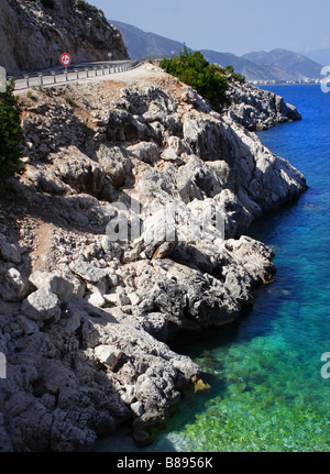 Littoral vide route avec une côte rocheuse Banque D'Images