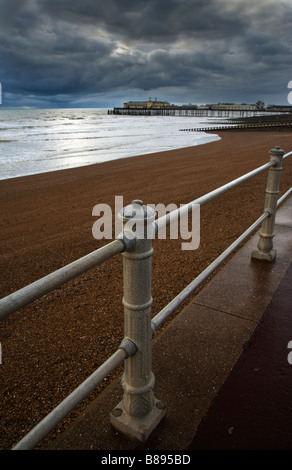 Fer forgé le long du front de mer de Hastings, Sussex avec Hastings Pier dans l'arrière-plan de l'Est Banque D'Images