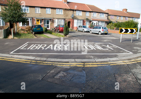 Une bibliothèque mobile place de stationnement dans le village de Sipson, site de la troisième piste d'Heathrow proposé. Banque D'Images