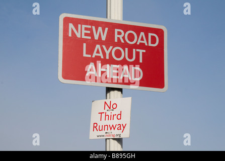 Une troisième piste 'Non' et 'un signe de protestation Nouvelle route Mise en page" signe sur le bord de Sipson, site de la troisième piste d'Heathrow proposé. Banque D'Images